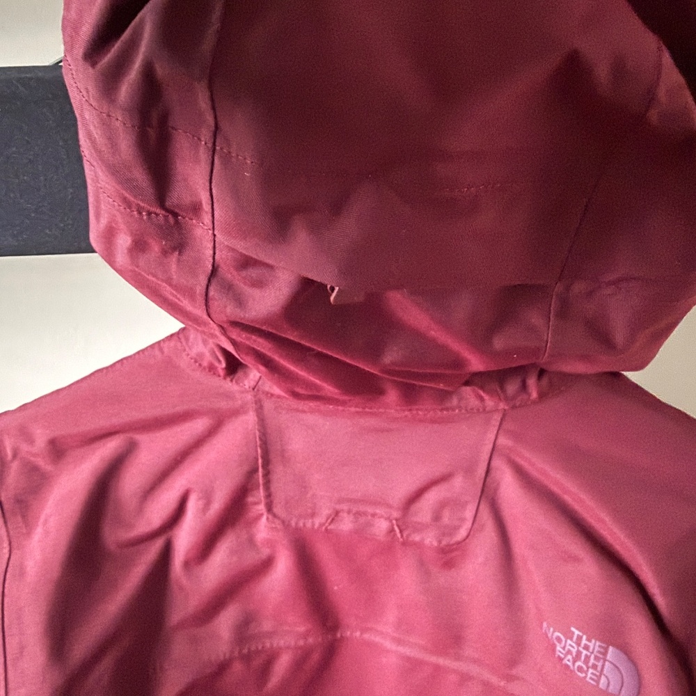 The North Face Women's Small Maroon Winter Jacket, ski or snowboard ready - Picture 15 of 16